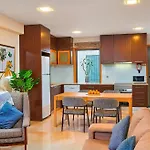 Beautiful Town Centre Townhouse With Shared Pool Ferienhaus