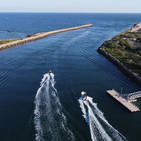 Beautiful Town Centre Townhouse With Shared Pool تافيرا