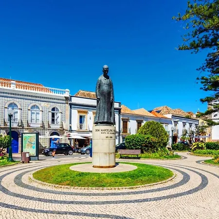 Dom wakacyjny Beautiful Town Centre Townhouse With Shared Pool