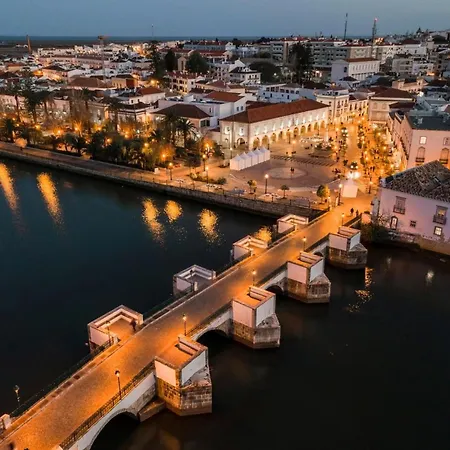 Beautiful Town Centre Townhouse With Shared Pool *