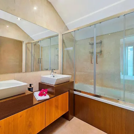 Beautiful Town Centre Townhouse With Shared Pool