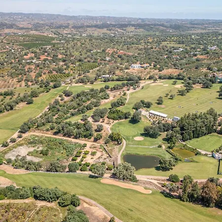 Beautiful Town Centre Townhouse With Shared Pool تافيرا