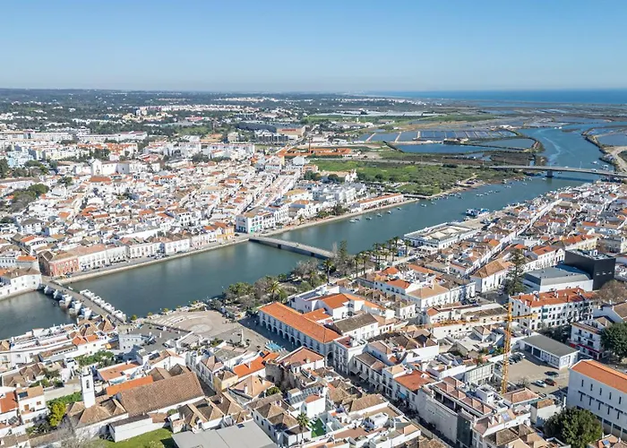 Beautiful Town Centre Townhouse With Shared Pool 펜션 *