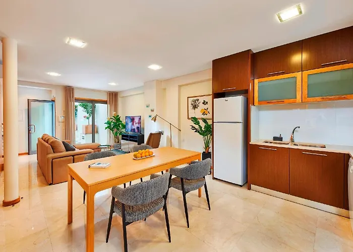 Beautiful Town Centre Townhouse With Shared Pool * 타비라