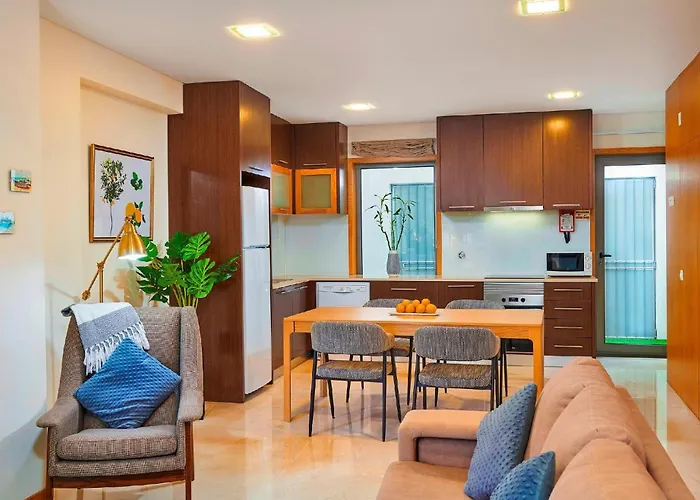 Beautiful Town Centre Townhouse With Shared Pool 펜션