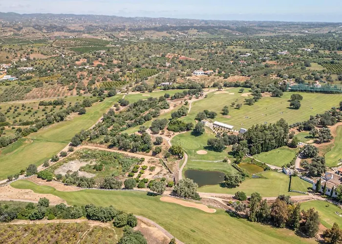 Beautiful Town Centre Townhouse With Shared Pool 타비라