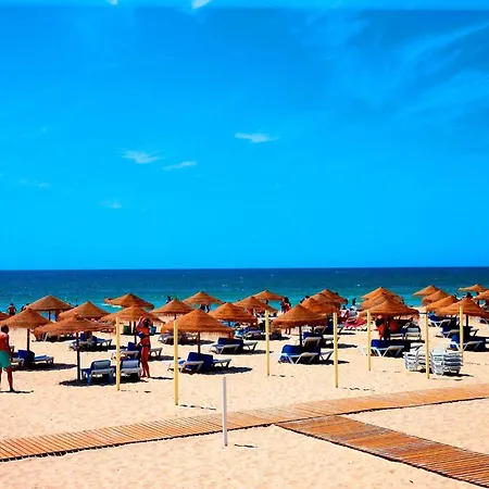 Casa de Férias Beautiful Town Centre Townhouse With Shared Pool *