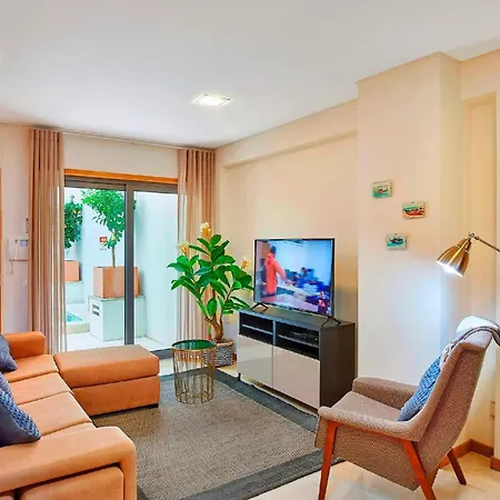 Beautiful Town Centre Townhouse With Shared Pool Holiday home