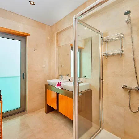 Beautiful Town Centre Townhouse With Shared Pool Holiday home *