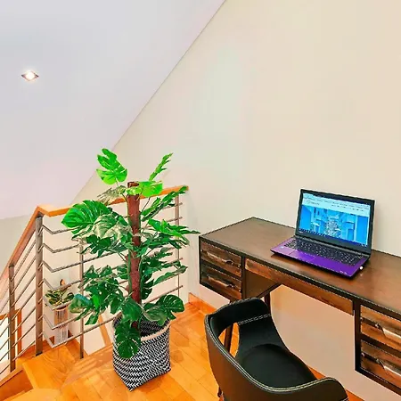 Beautiful Town Centre Townhouse With Shared Pool *