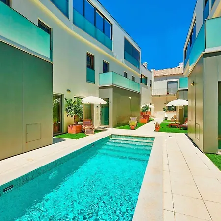 Beautiful Town Centre Townhouse With Shared Pool