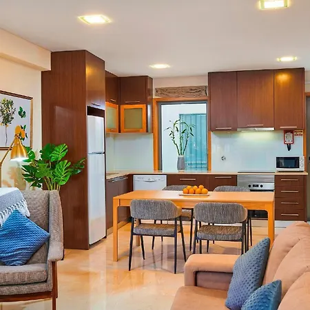 Beautiful Town Centre Townhouse With Shared Pool Holiday home