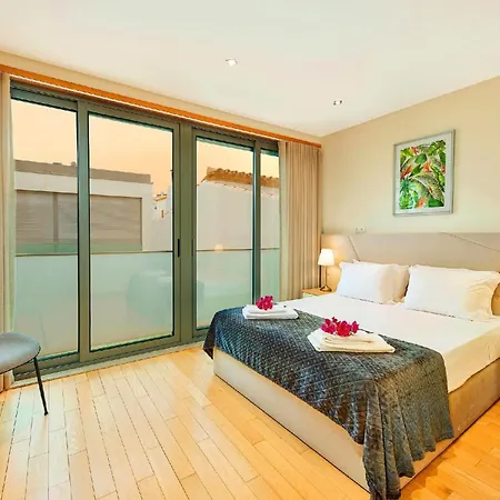 Beautiful Town Centre Townhouse With Shared Pool Holiday home *