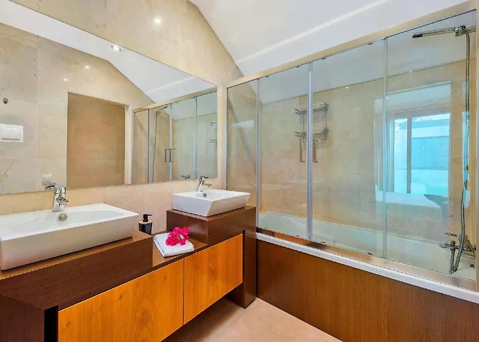 Beautiful Town Centre Townhouse With Shared Pool