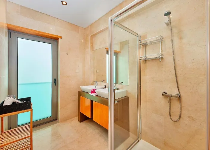 Beautiful Town Centre Townhouse With Shared Pool Holiday home *