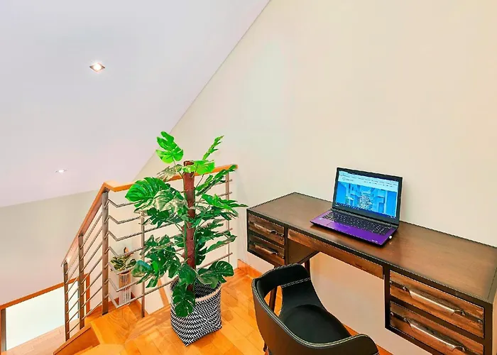 Beautiful Town Centre Townhouse With Shared Pool *