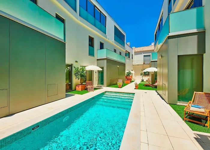 Beautiful Town Centre Townhouse With Shared Pool