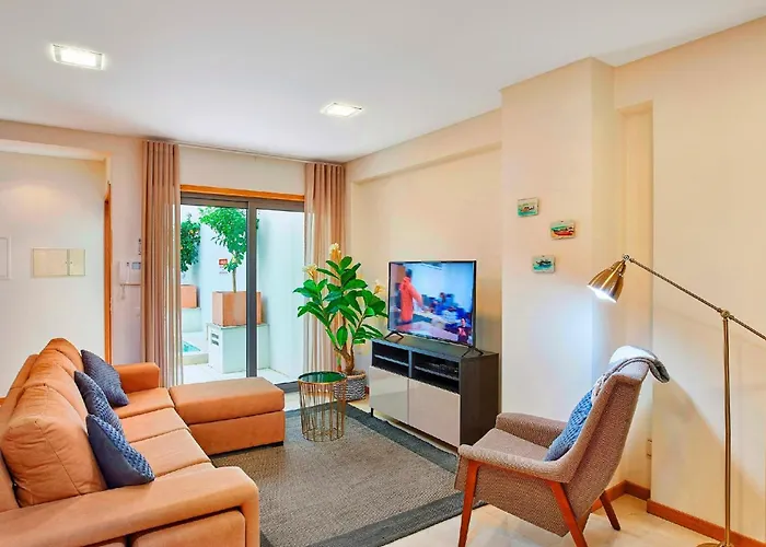 Beautiful Town Centre Townhouse With Shared Pool 度假居