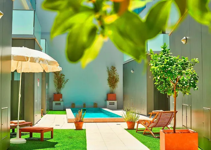 Beautiful Town Centre Townhouse With Shared Pool 塔维拉